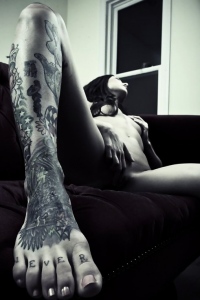 Tattooed babe rubbing pussy