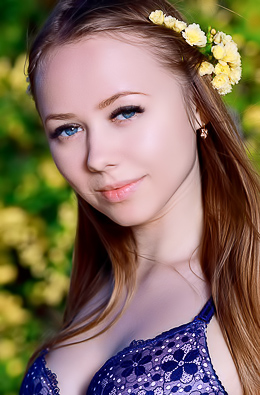 Julia Sweet With Lovely Breasts And Shaved Pussy