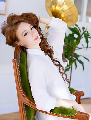 Alice Mido Seductive Sweetheart Spreads Her Long Legs In A Wide Split