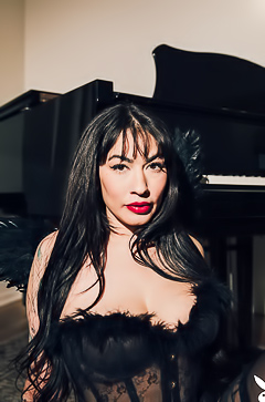 Sabinas Tongue Tastes the Ebony Pianos of Temptation